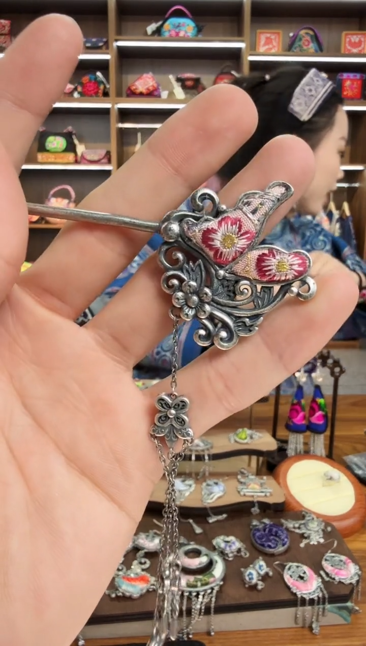 【闪购商品】织绣111蒙阿苏苗绣传承