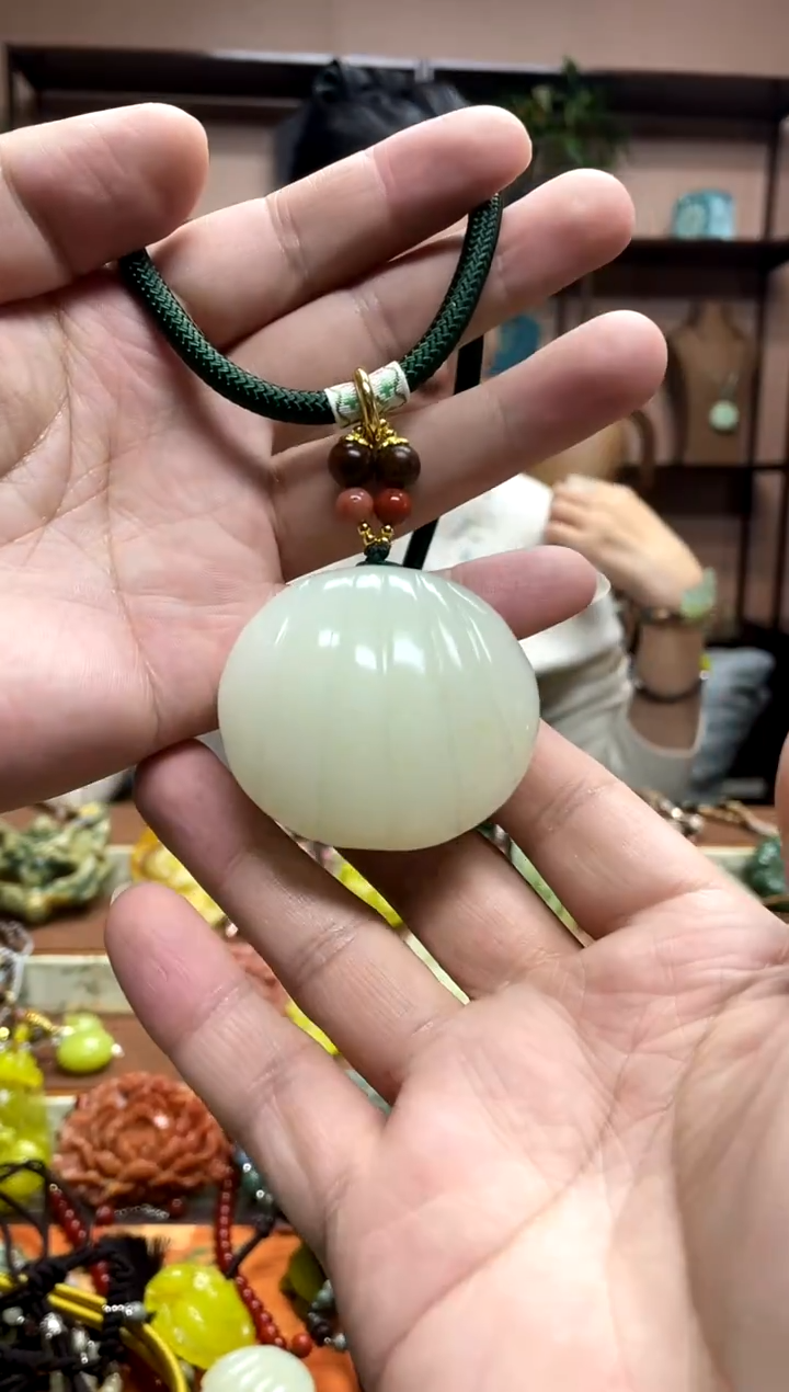 未镶嵌岫玉吊坠不****卿·