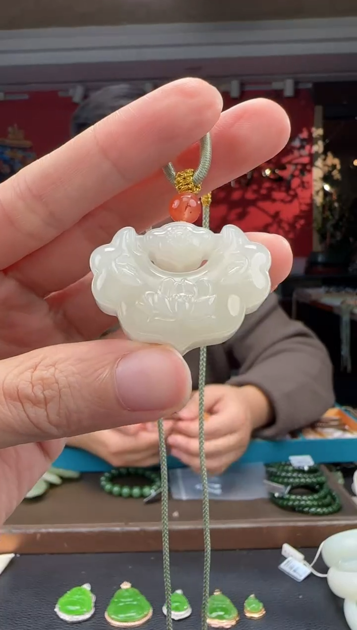 颈饰未镶嵌和田玉高冰如意锁