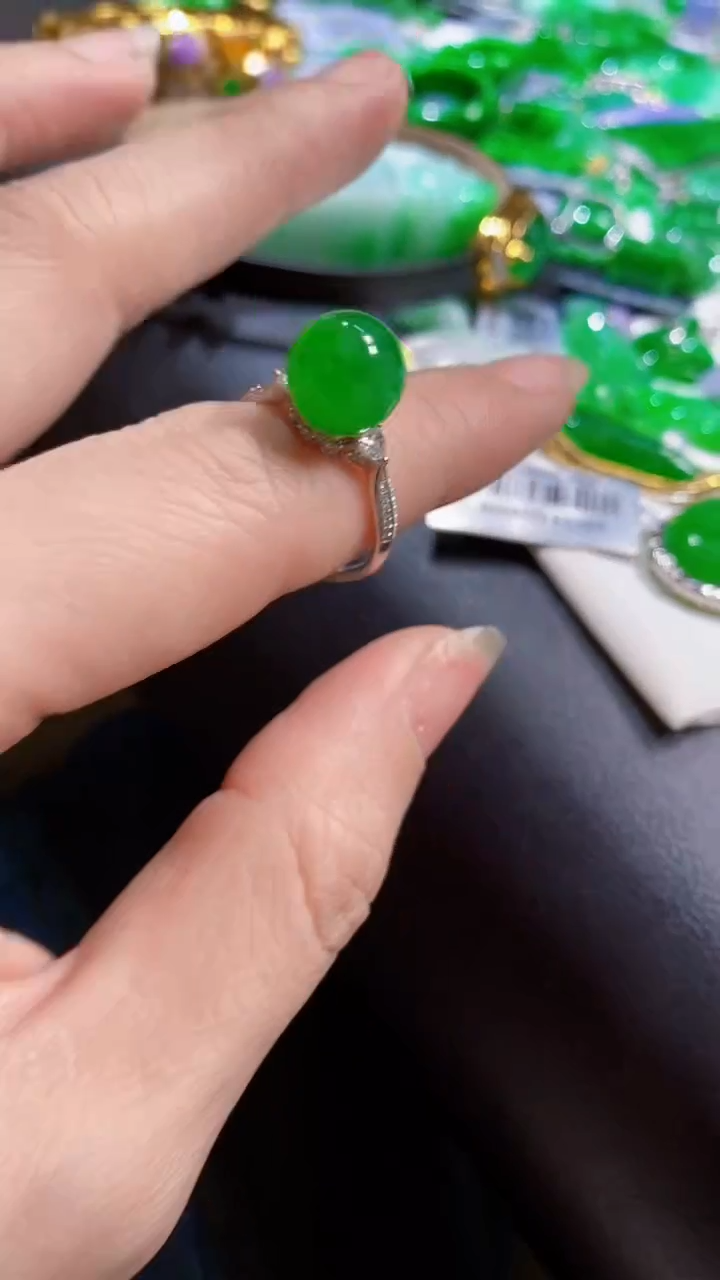 颈饰未镶嵌翡翠戒指