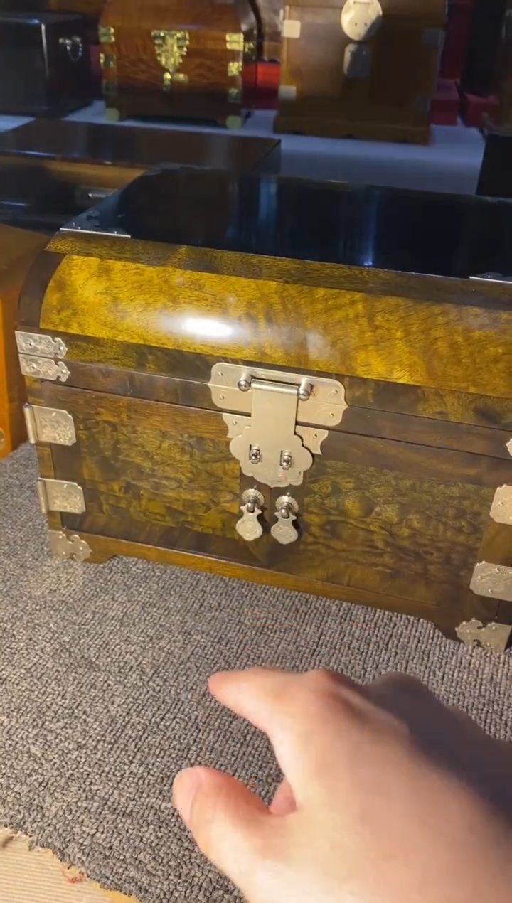 【闪购商品】金丝楠木艺阴沉官皮箱F2