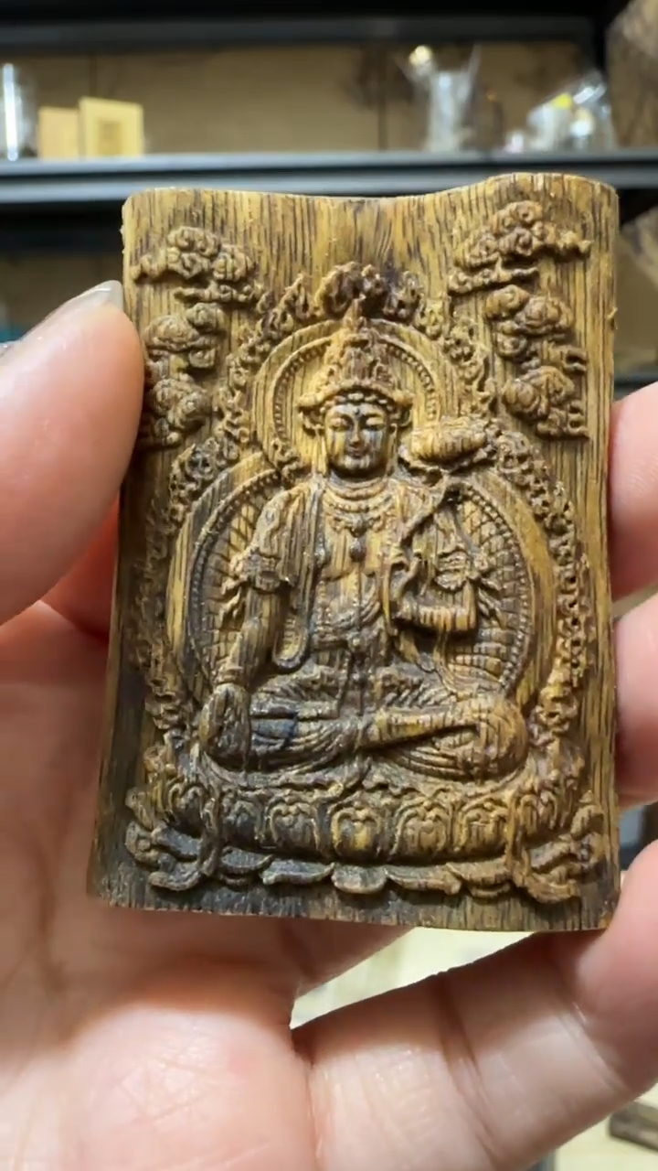 【闪购商品】沉香吊坠52号棋楠守护神雕刻牌子12克+（马）