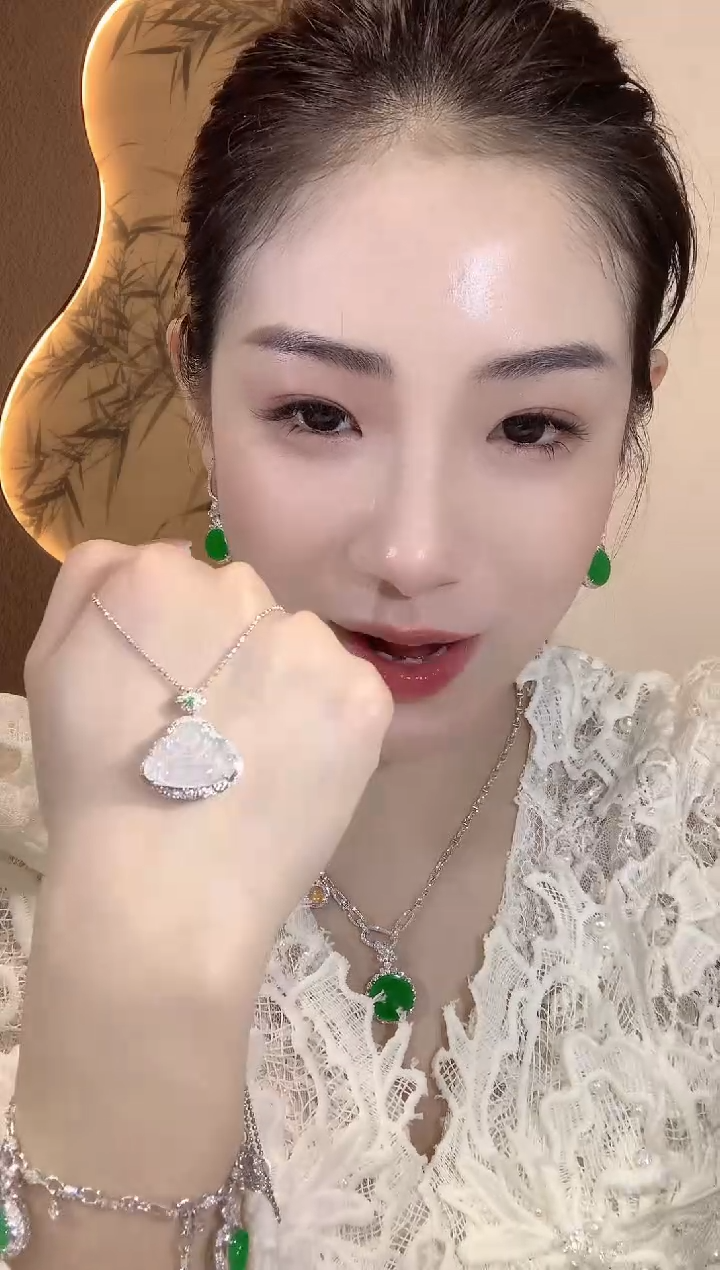 【闪购商品】翡翠吊坠(不含链)18K金镶嵌A9多样性发一件