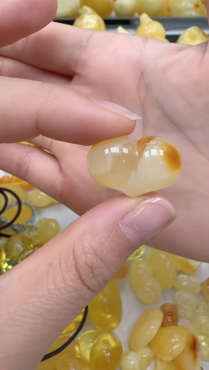 裸石琥珀未镶嵌如图