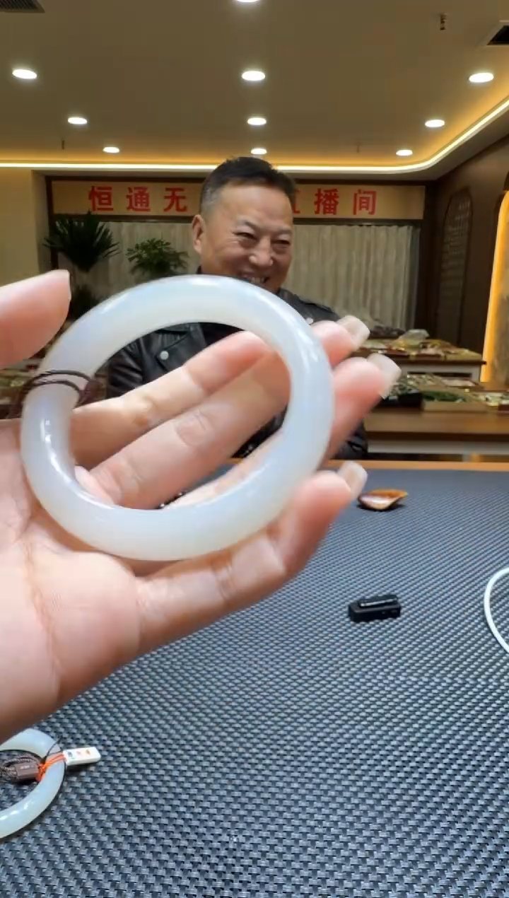 颈饰未镶嵌和田玉手镯56