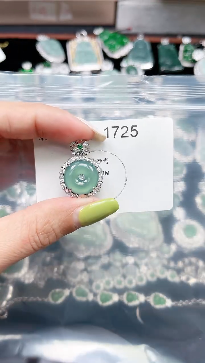 【闪购商品】翡翠颈饰未镶嵌赠皮绳1752