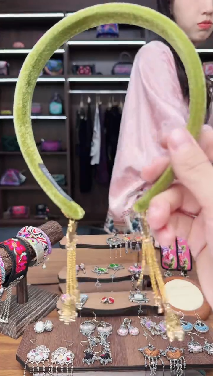 织绣83蒙阿苏苗绣传承店