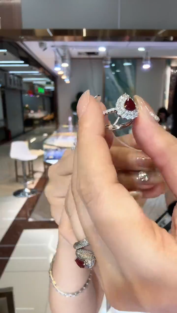 18K金镶嵌戒指钻石1.00ct