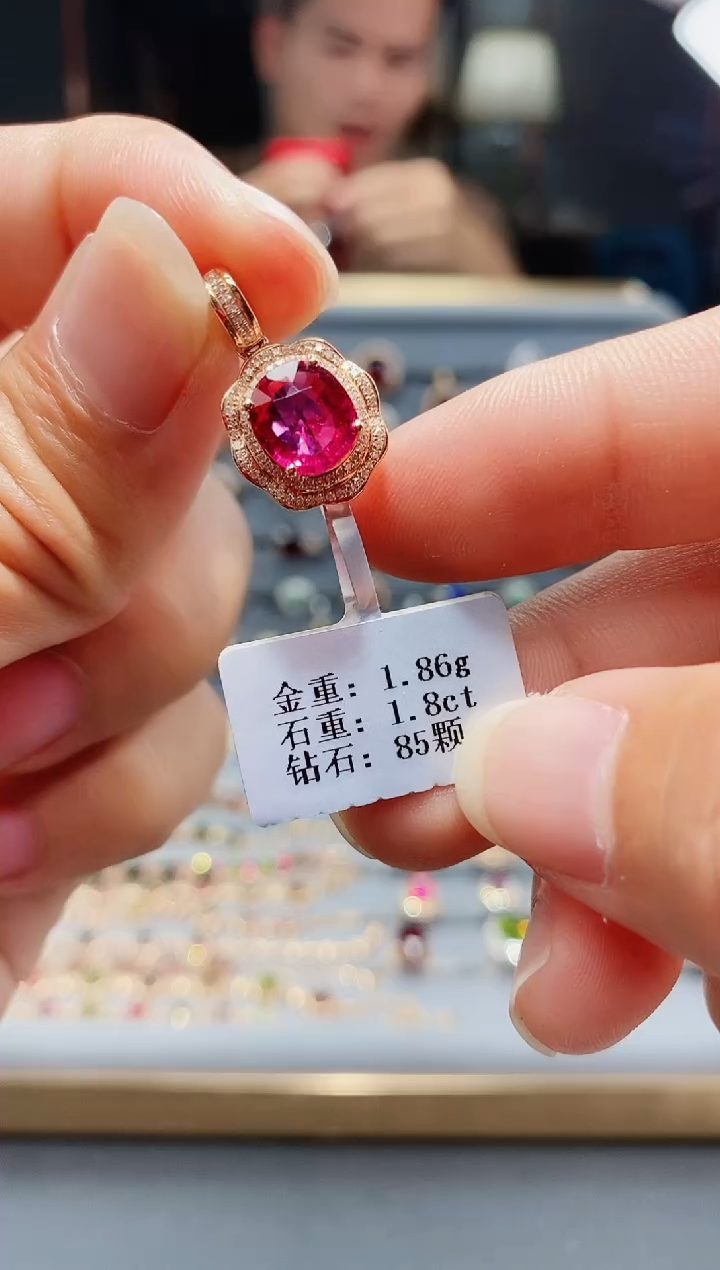 【闪购商品】18K金镶嵌颈饰碧玺1.8..