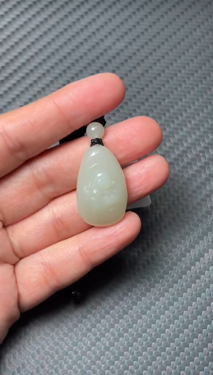 吊坠(赠链)未镶嵌和田玉且末近矿微色差吊坠m