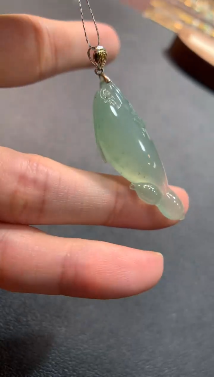 翡翠未镶嵌颈饰海豚