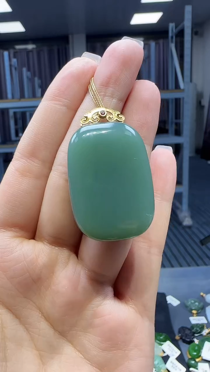 和田玉18K金镶嵌挂件 不含链