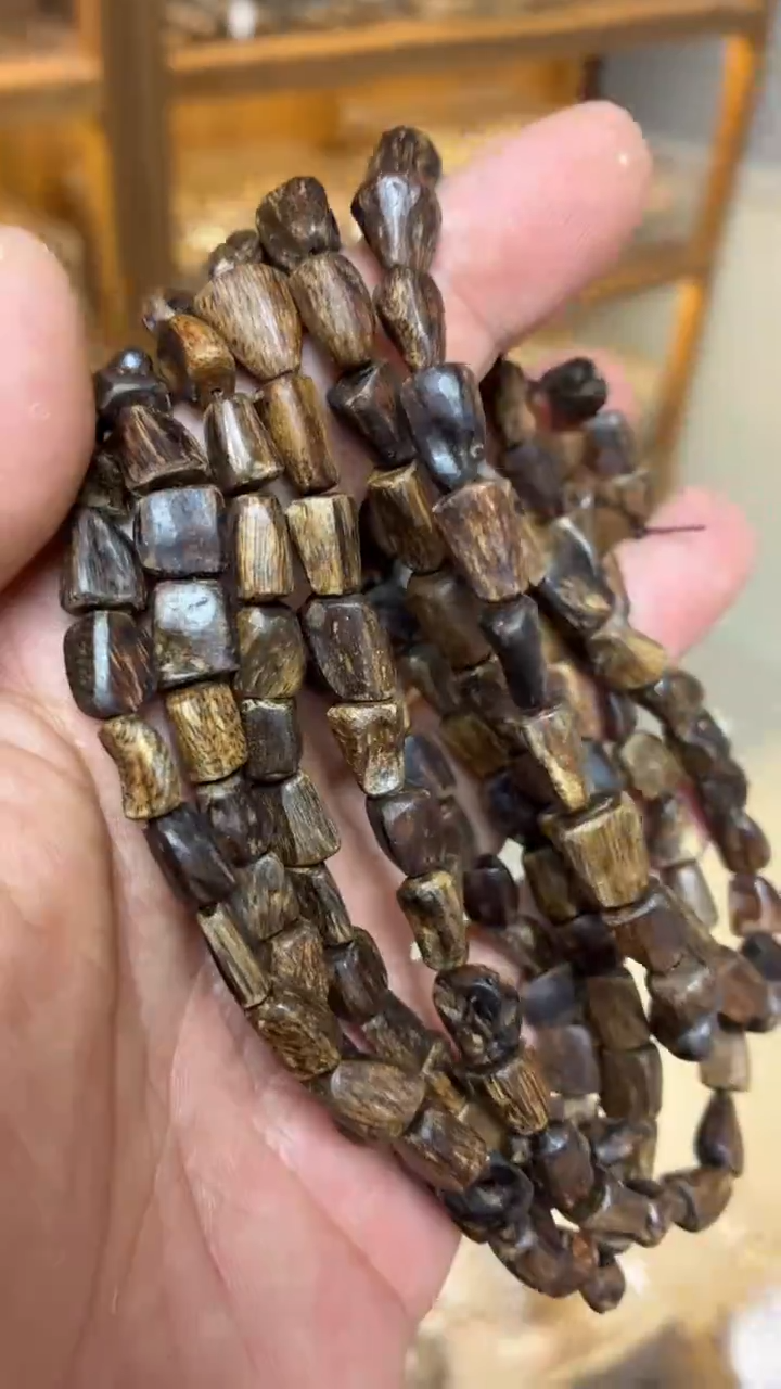 沉香手串 文莱随型长串沉水留疤多样性发其一