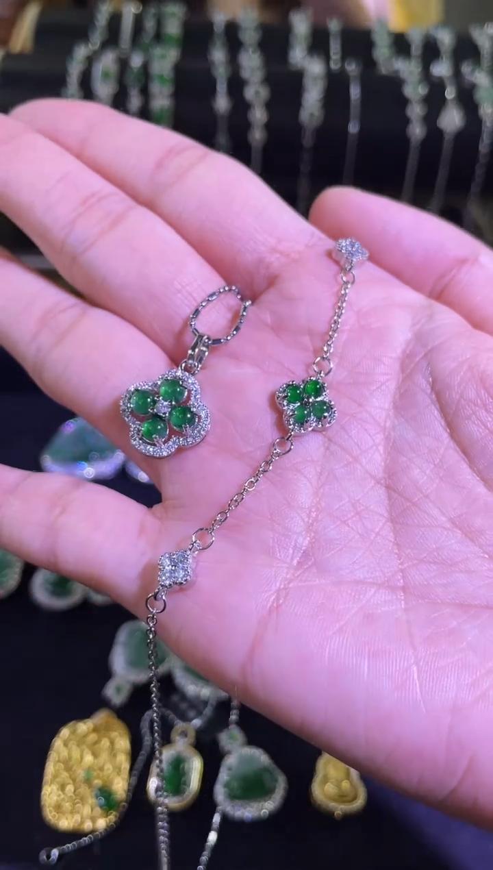 【闪购商品】翡翠吊坠(不含链)未镶嵌套装