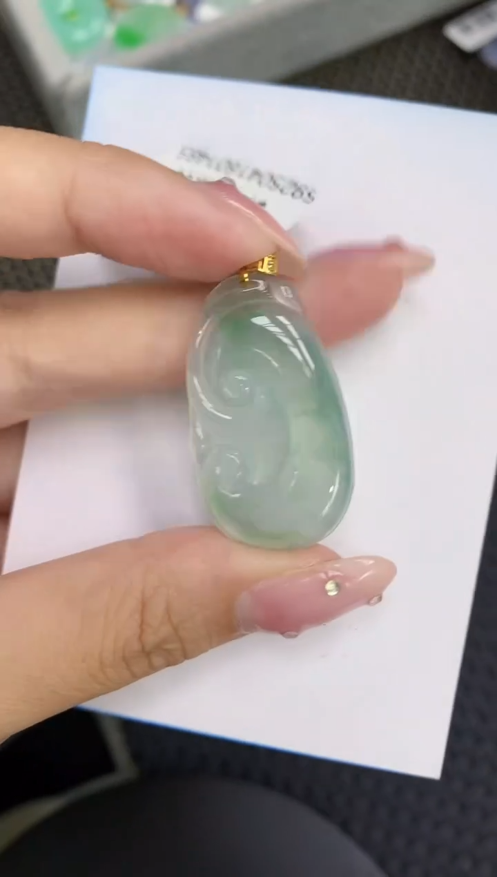 翡翠18K金镶嵌颈饰11111111111