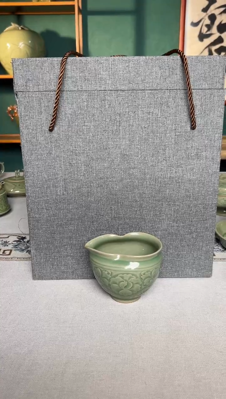 【闪购商品】其他耀州窑秘色缠枝佛手莲花口瓶