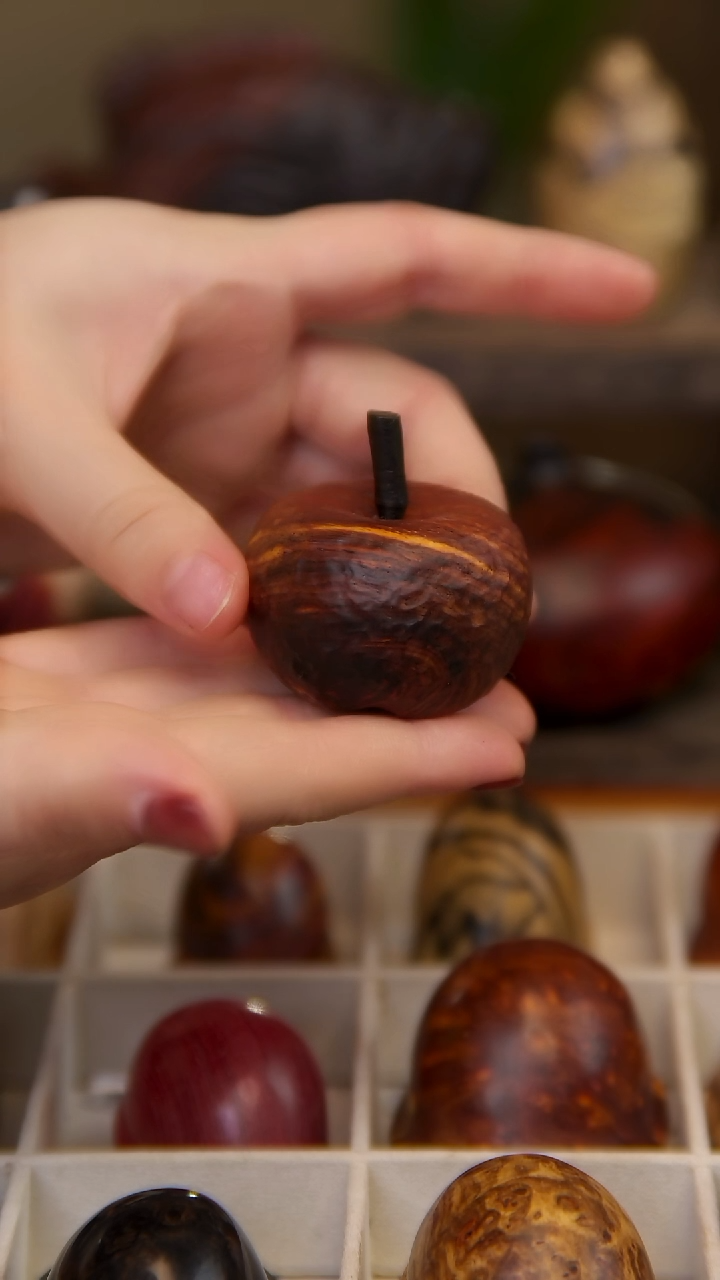 【闪购商品】香榧木微凹黄檀苹果手把件