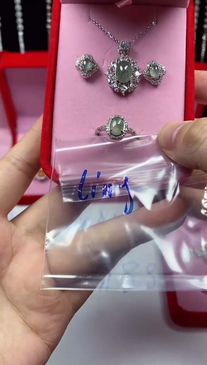 未镶嵌戒指翡翠L***_翡翠吊坠