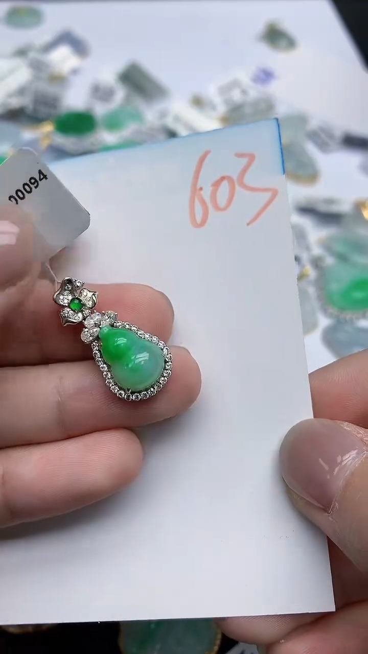 【闪购商品】翡翠挂件18K金镶嵌天然翡翠A货