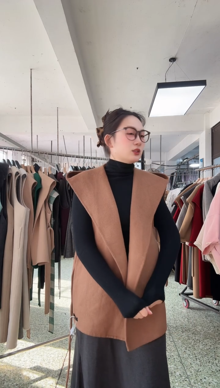 连帽  咖色  马甲