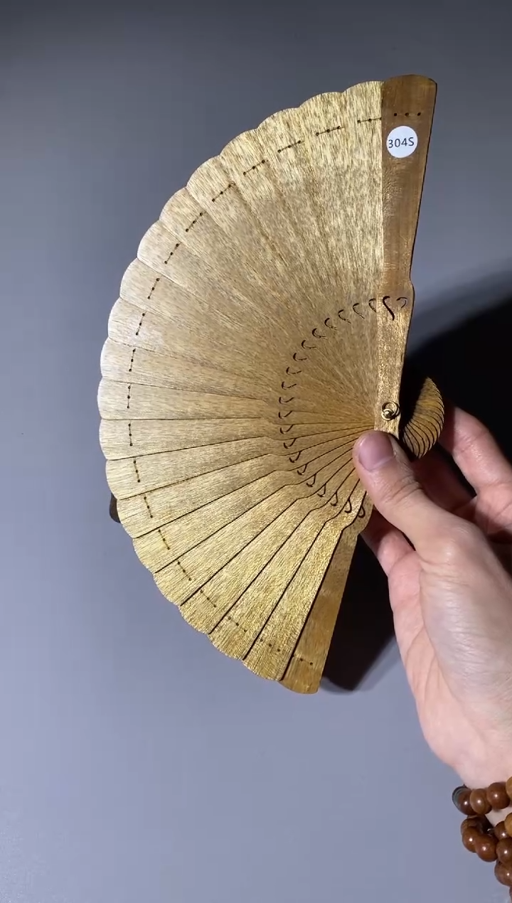 【闪购商品】金丝楠木雕304号15cm金丝楠木小叶桢楠扇子
