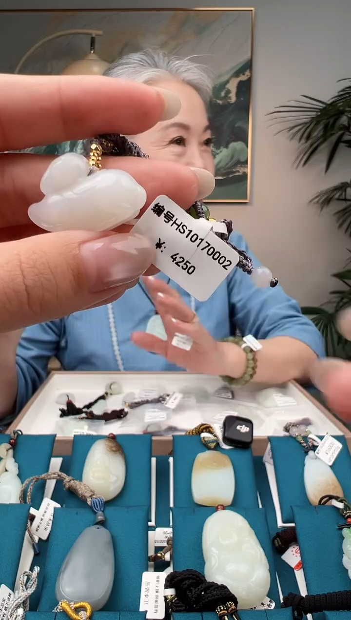 颈饰未镶嵌和田玉吊坠 HS