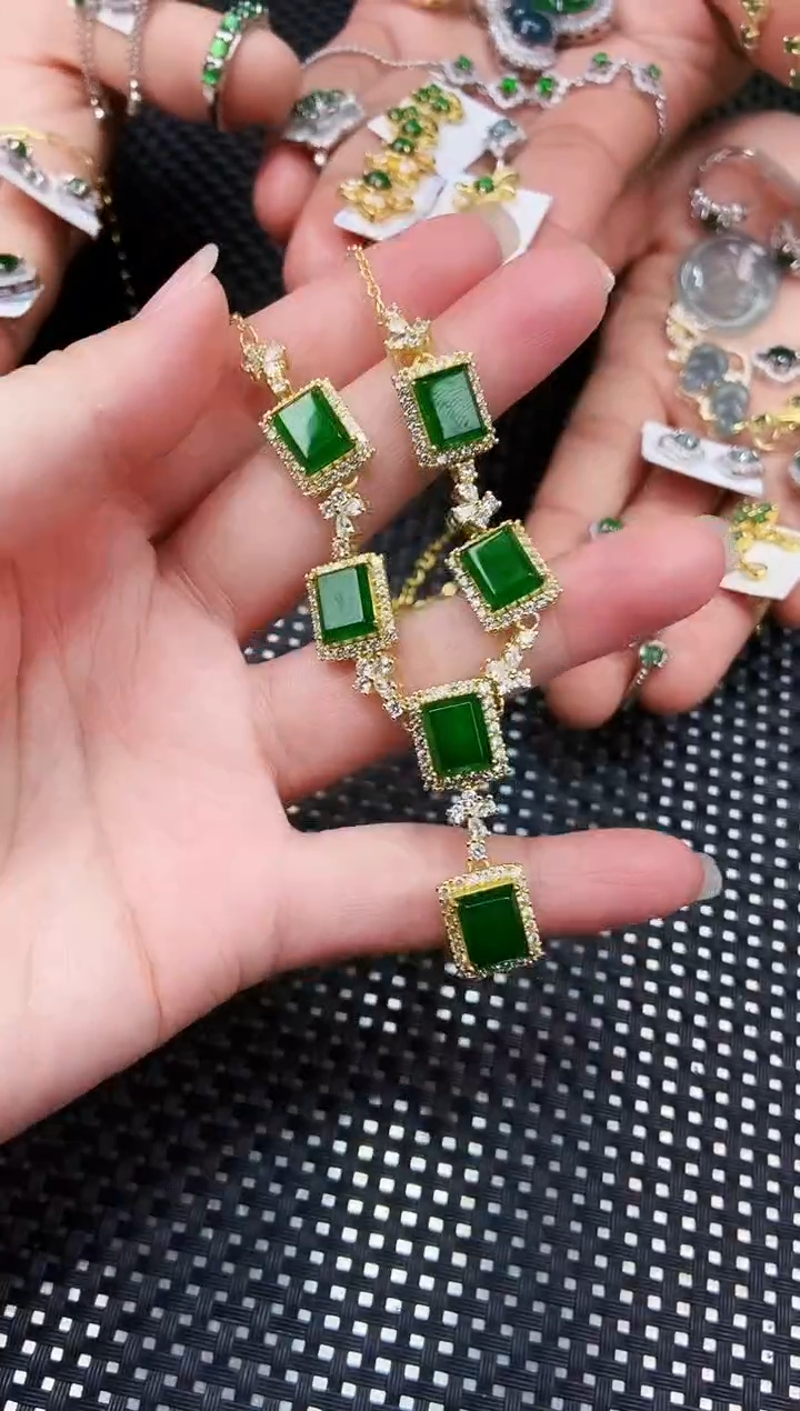 【闪购商品】翡翠颈饰未镶嵌11111111