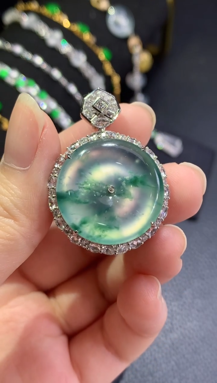 颈饰18K金镶嵌翡翠平安扣