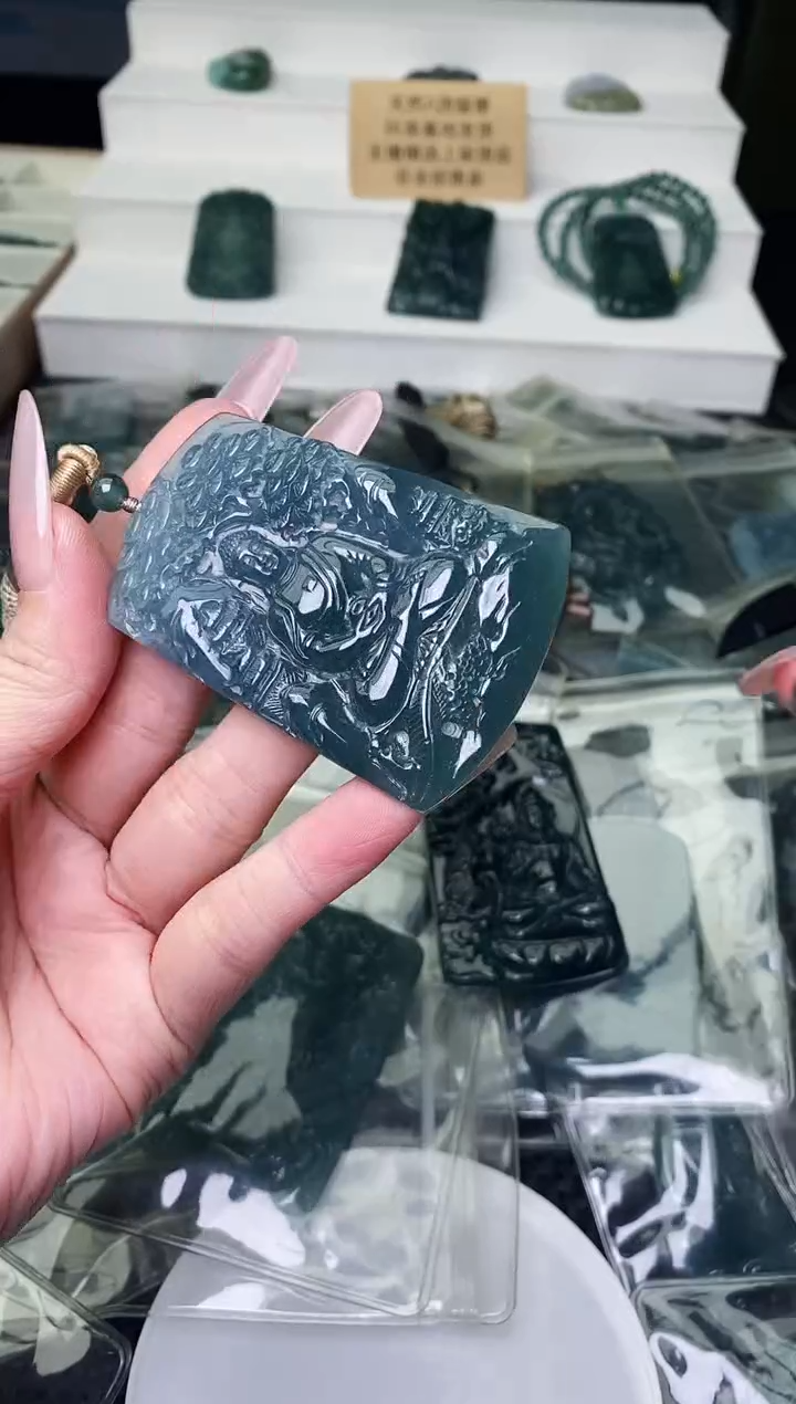 颈饰未镶嵌翡翠 