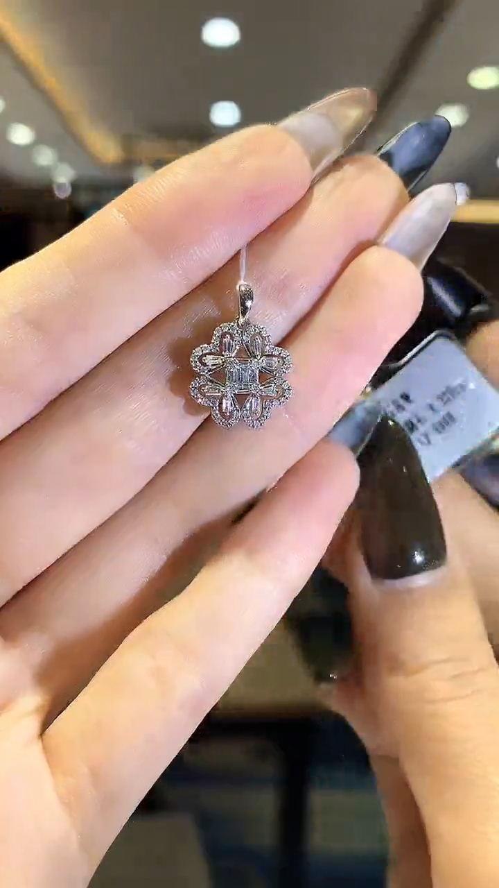 【闪购商品】钻石吊坠18K金镶嵌钻石吊坠