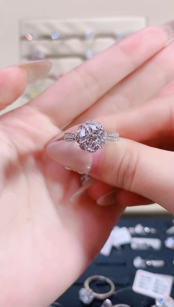 【闪购商品】实验室培育钻石18K金镶嵌15圈LROW0815IN1605