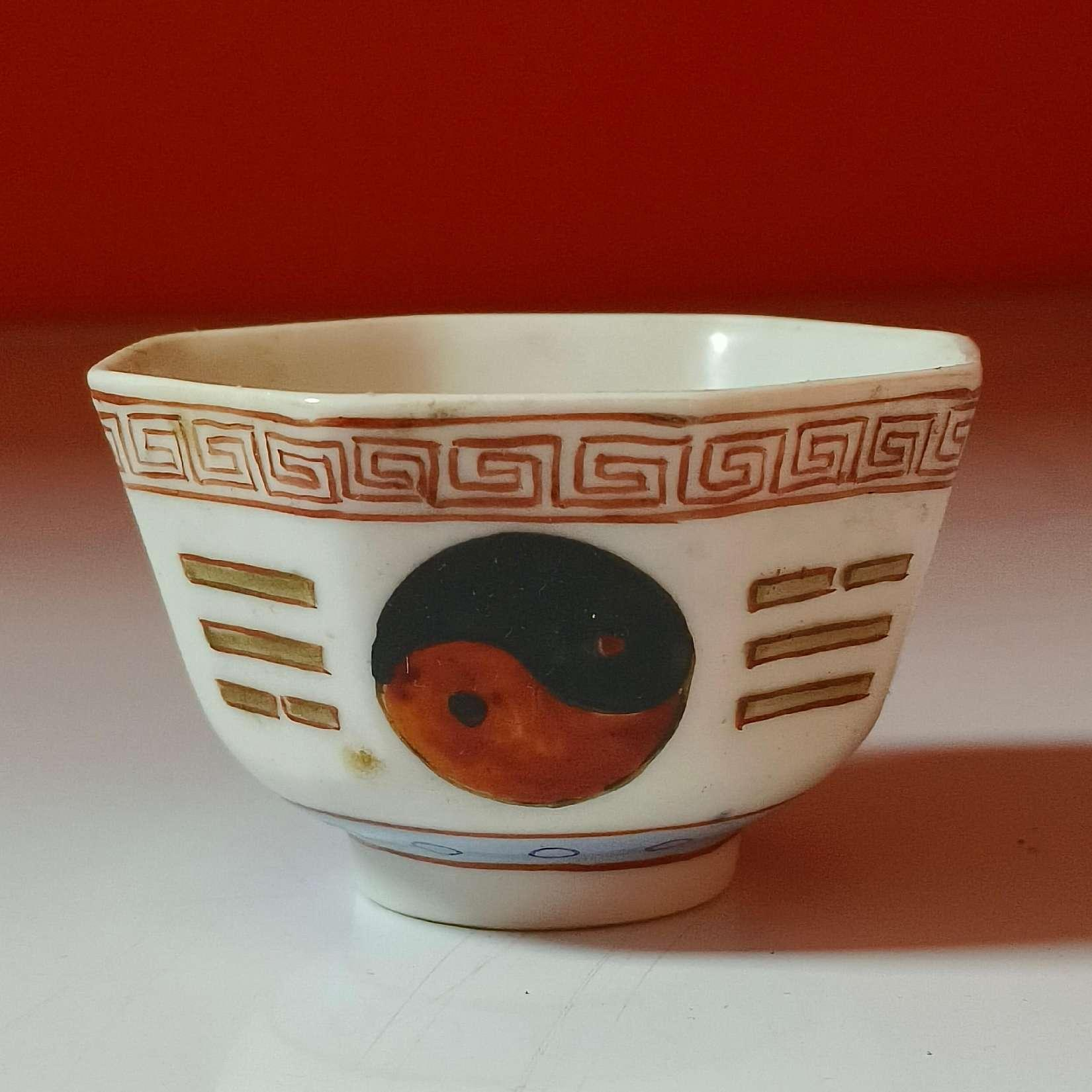 3036清晚期 矾红描金八卦太极纹八棱杯
