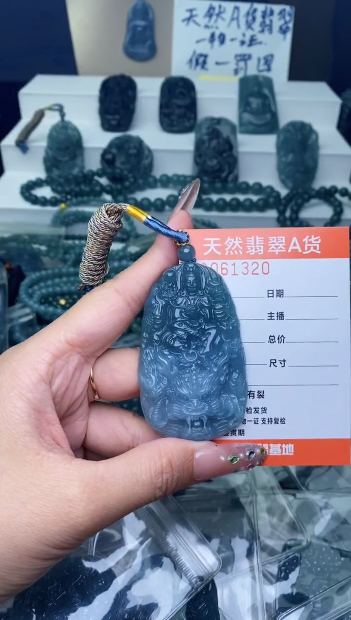 翡翠未镶嵌颈饰············