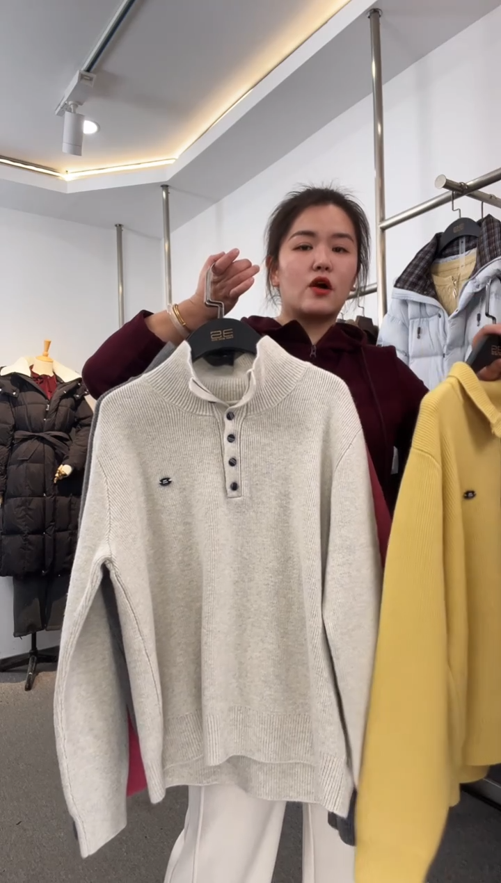 往**烟格子扣米白色羊毛衫