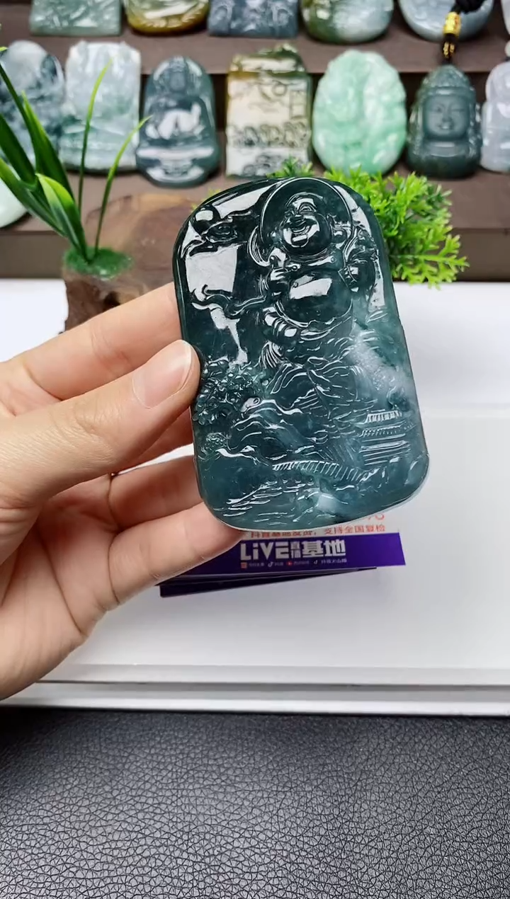 翡翠未镶嵌颈饰        