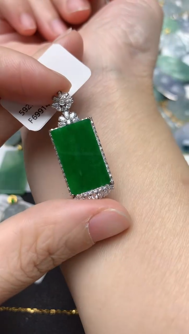 颈饰18K金镶嵌翡翠小*天然缅甸A货翡翠