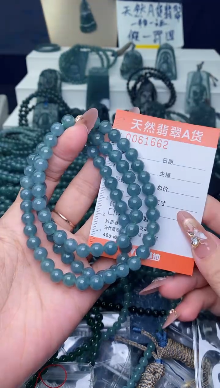 翡翠未镶嵌颈饰             