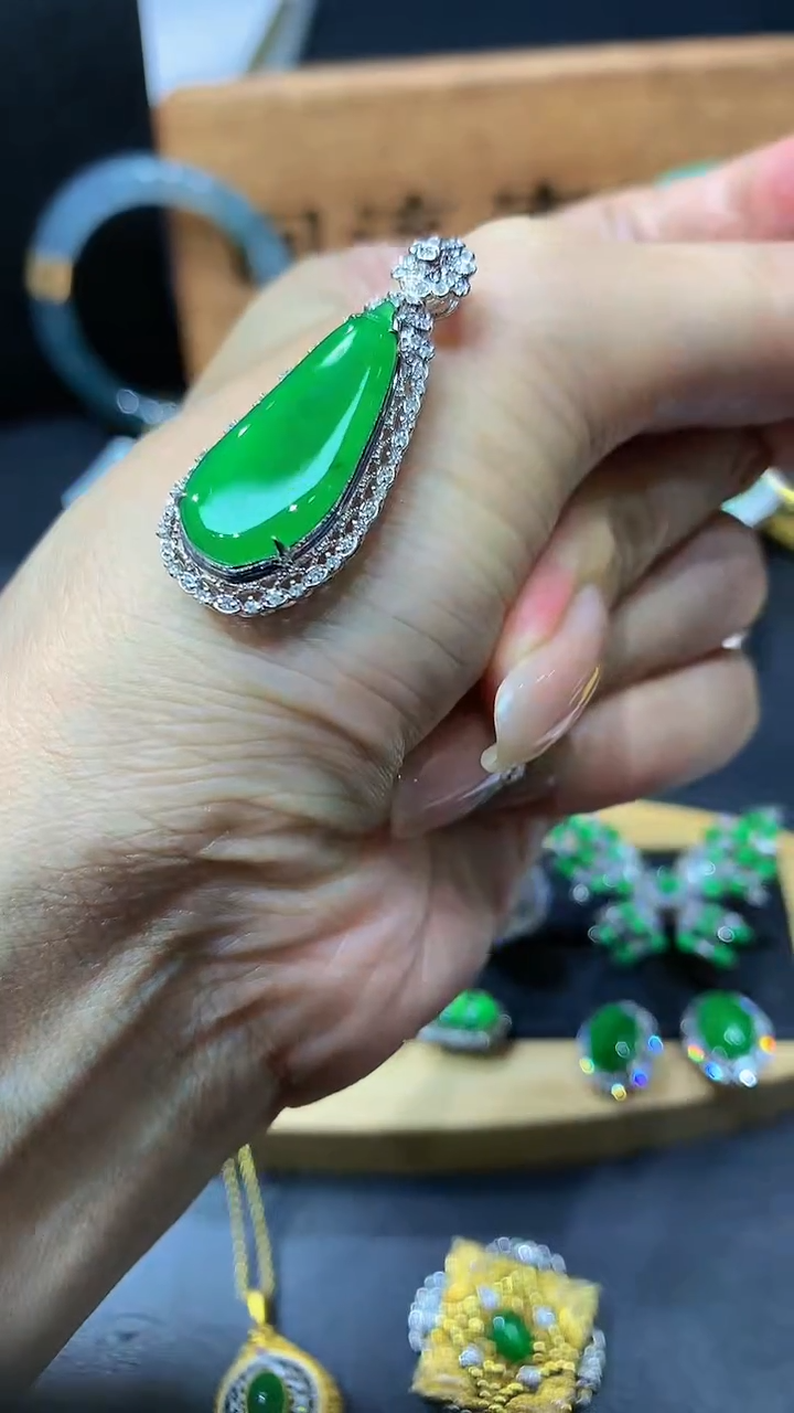 【闪购商品】翡翠颈饰18K金镶嵌团购