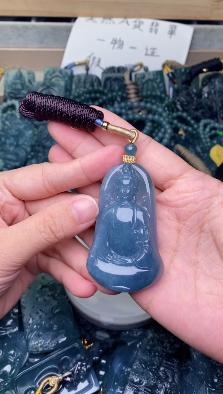 翡翠未镶嵌颈饰          