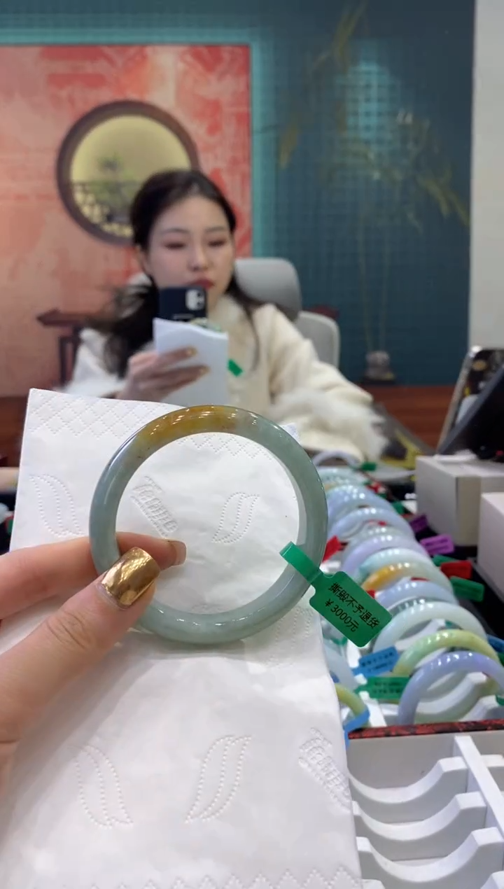 【闪购商品】翡翠手镯未镶嵌多人12804