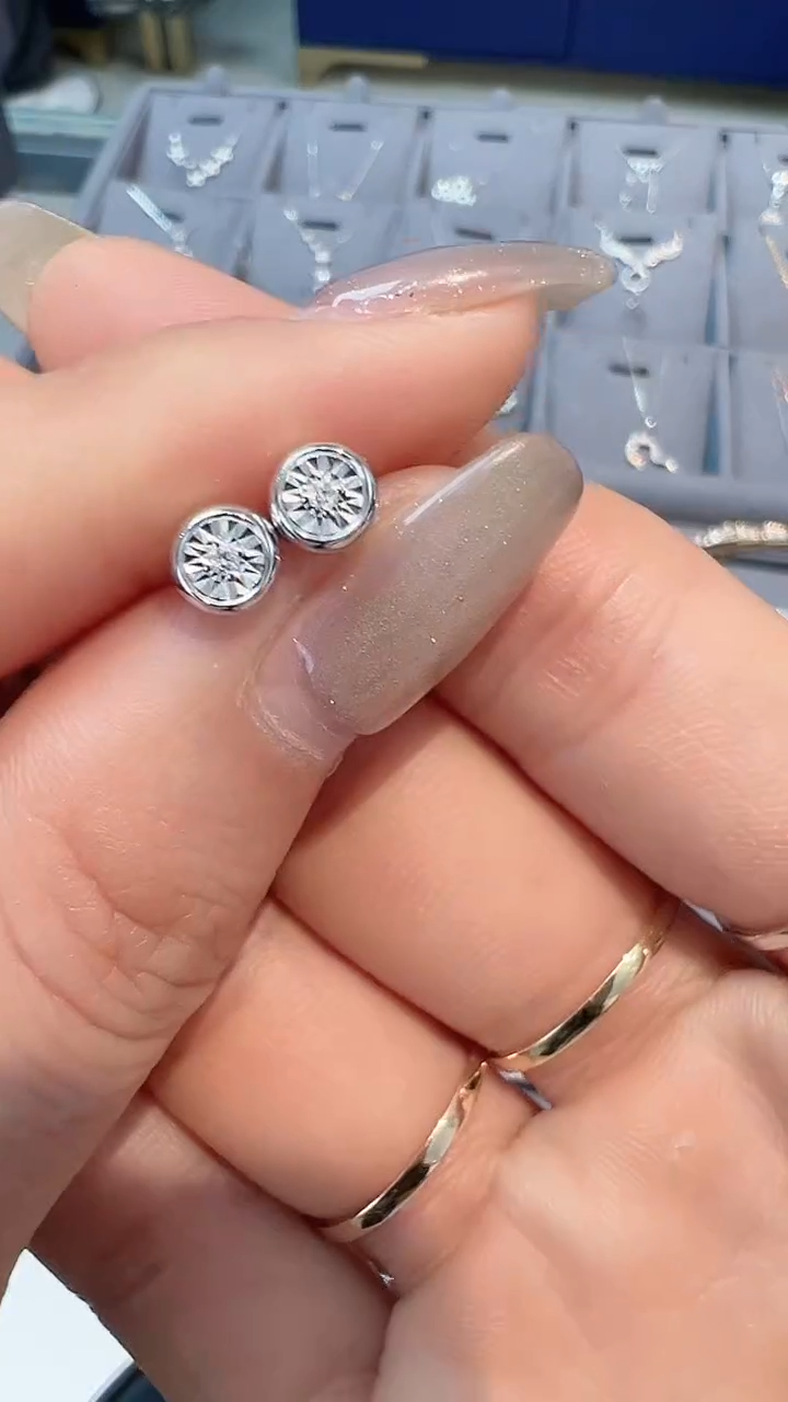 【闪购商品】钻石耳饰18K金镶嵌耳钉