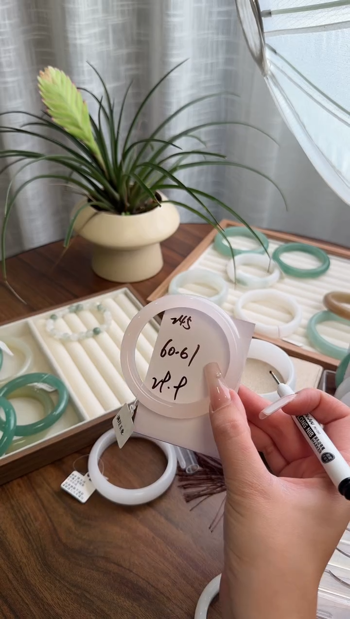 未镶嵌手镯石英质玉245