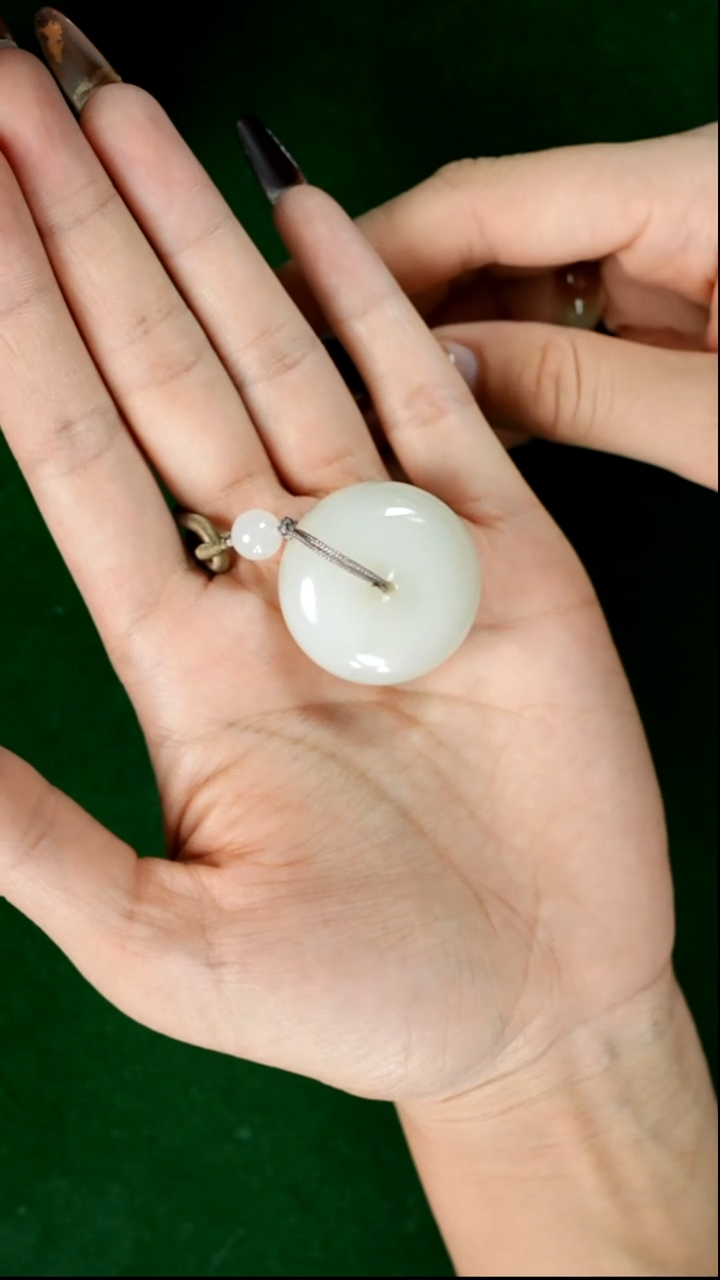 吊坠(赠链)未镶嵌和田玉黑山微色差