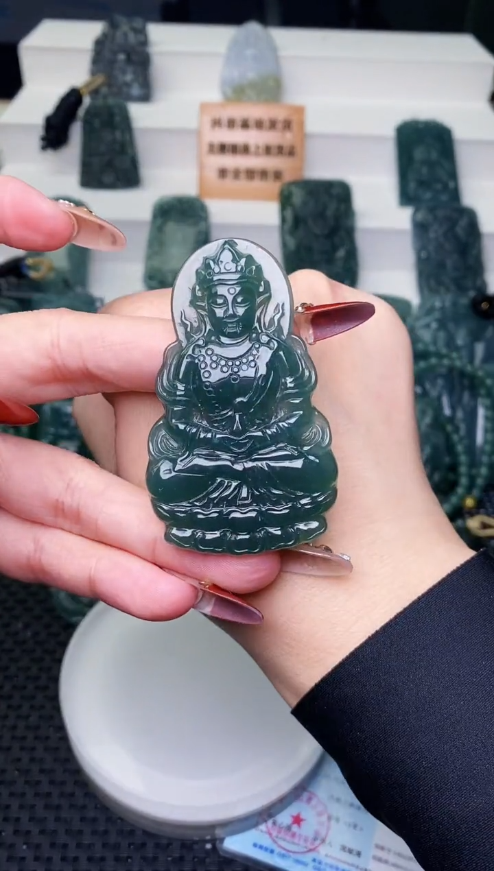 颈饰未镶嵌翡翠 