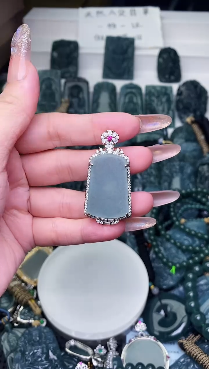 颈饰未镶嵌翡翠          