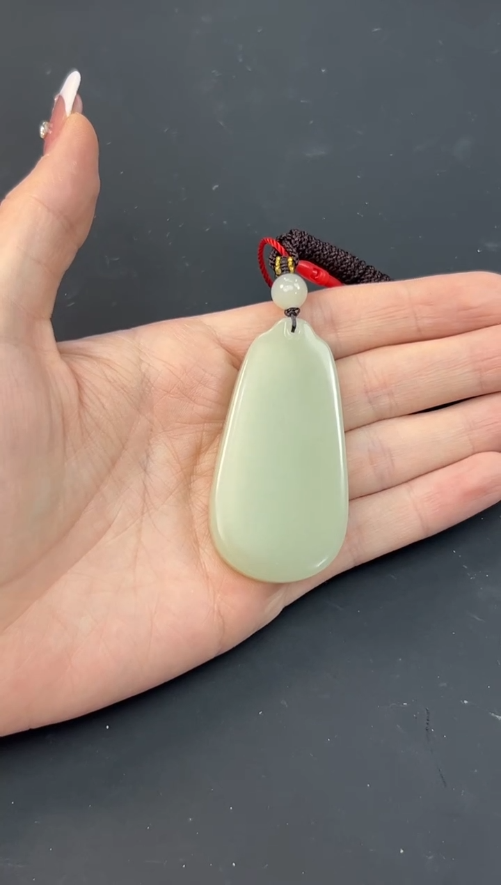 【闪购商品】和田玉吊坠(赠链)未镶嵌且末微色差迪克兰吊坠