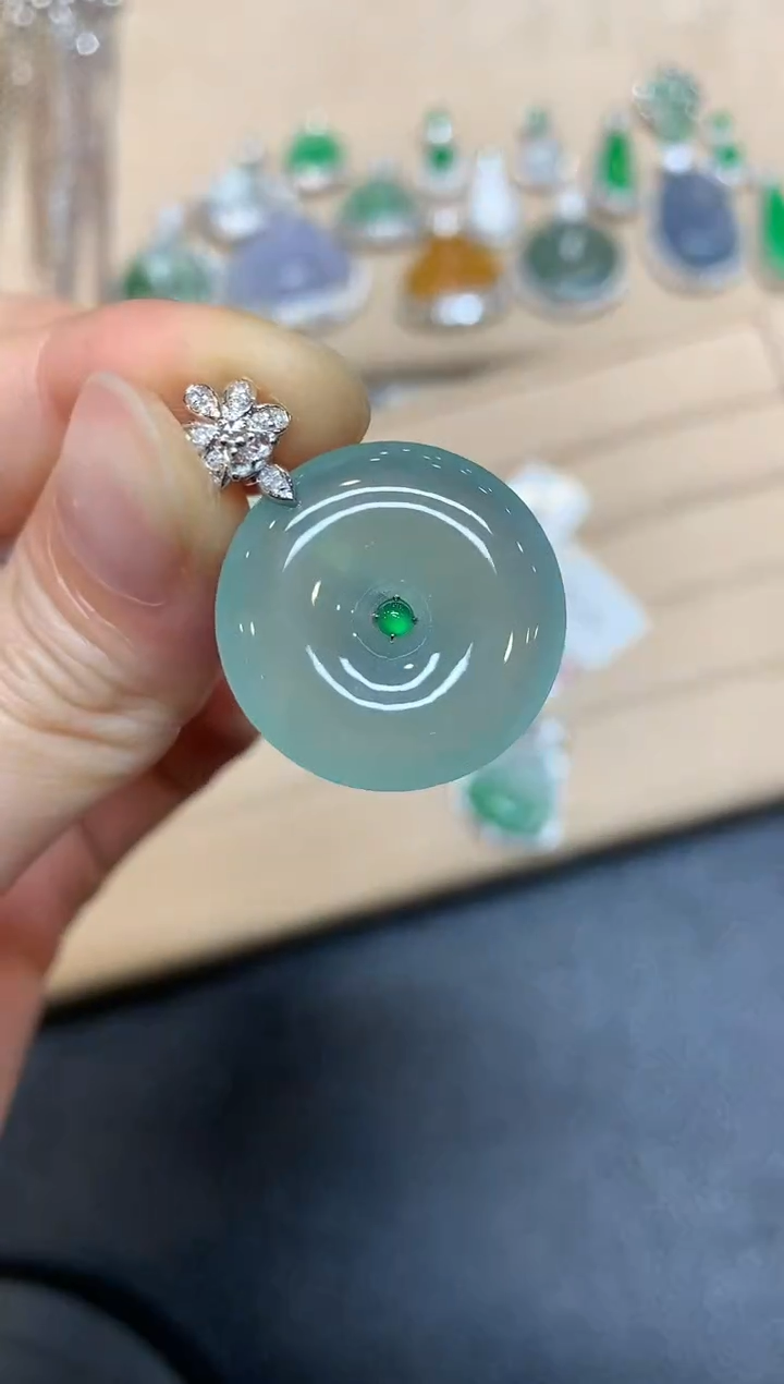 【闪购商品】翡翠颈饰18K金镶嵌平安扣【无服务费