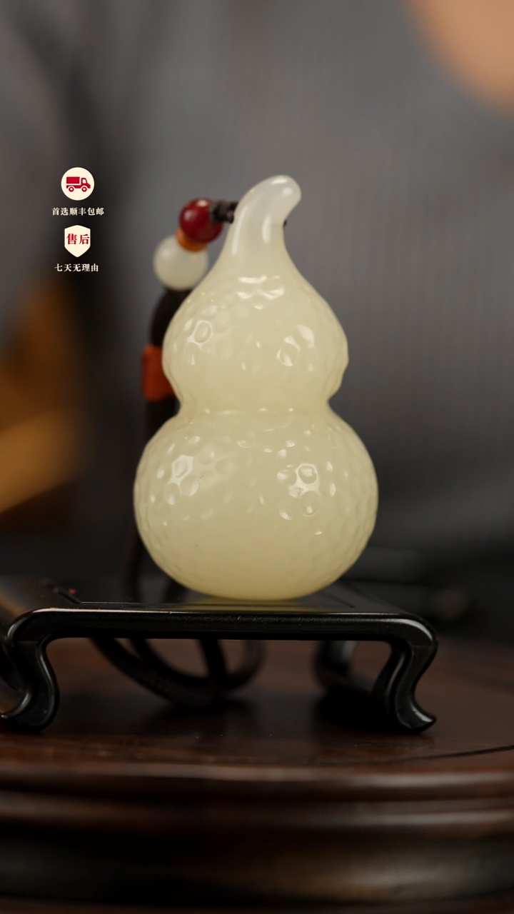 云南石竹叶青雕刻：福禄不断葫芦手把件