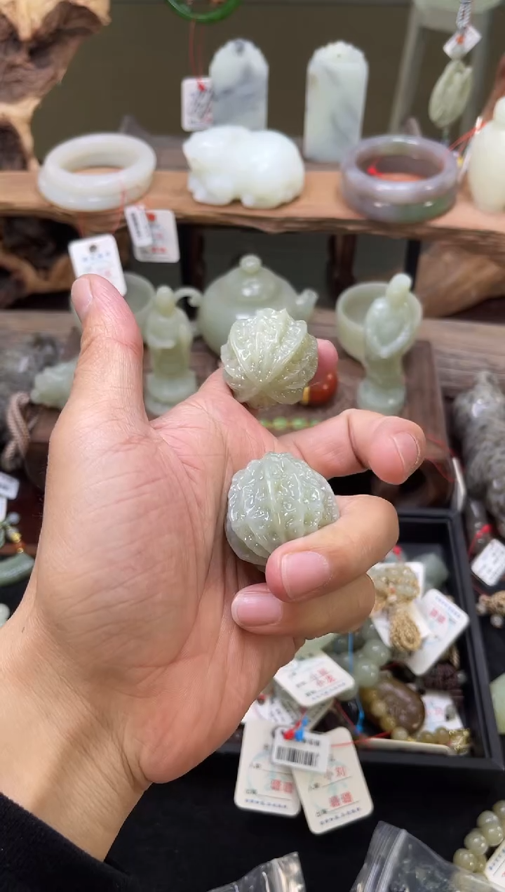 【闪购商品】和田玉未镶嵌手把且末迪克兰核桃一对