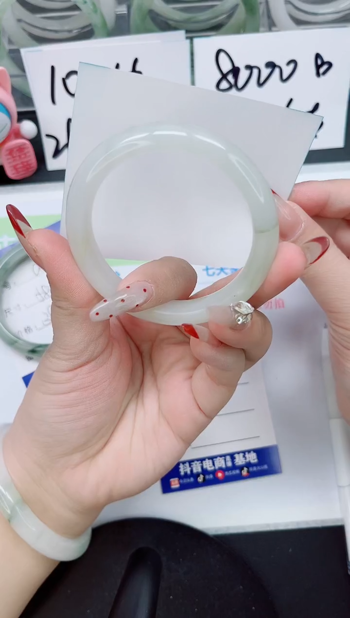 【闪购商品】石英质玉手镯未镶嵌a97